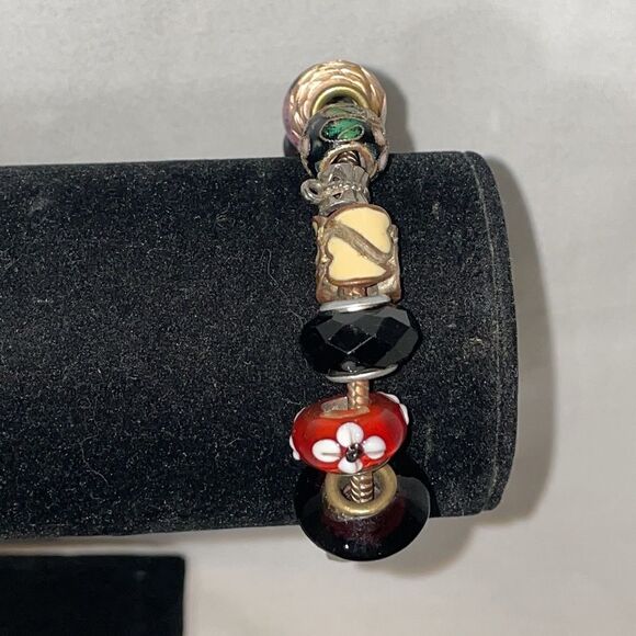 Bracelet With a Verity of Different Beads - Picture 3 of 6